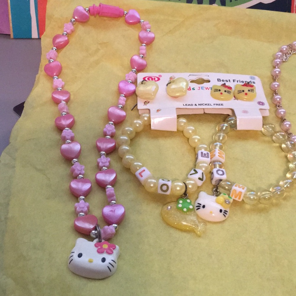 Hello kitty 🐱 - Picture 2 of 3